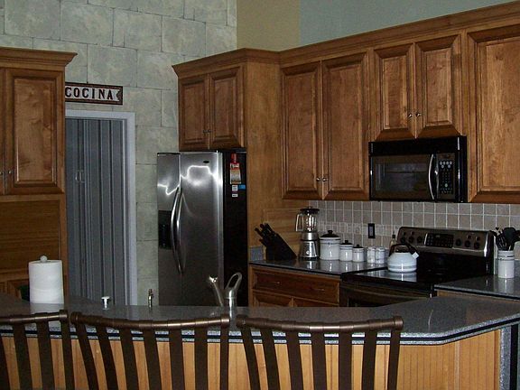 Gorgeous Kitchen w/Granite Counters