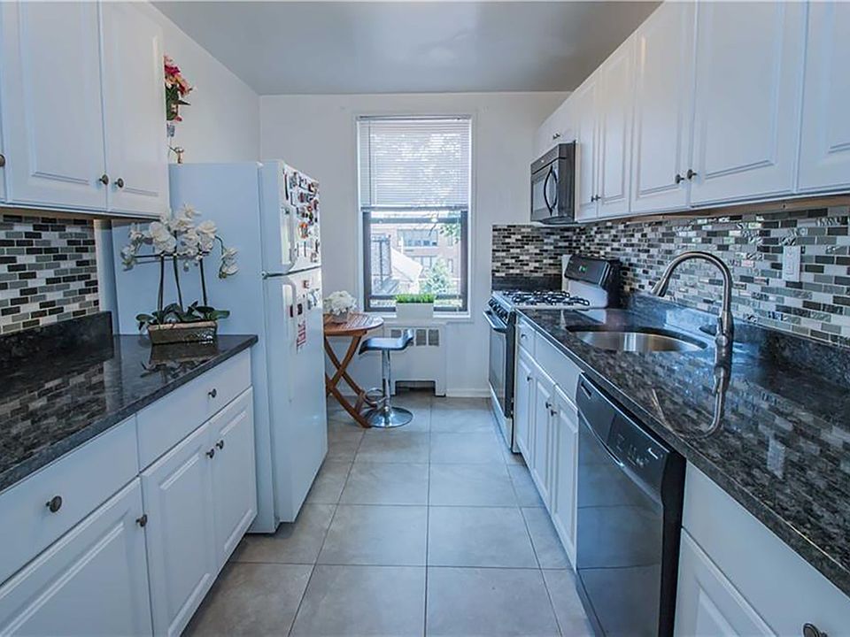 1st image of 4 Windsor Ter APT 1C