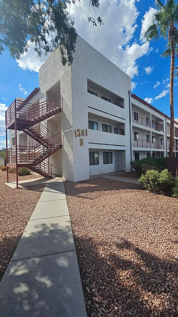 Bright 1-Bedroom Condo Near UNLV & The Strip — Photo 1