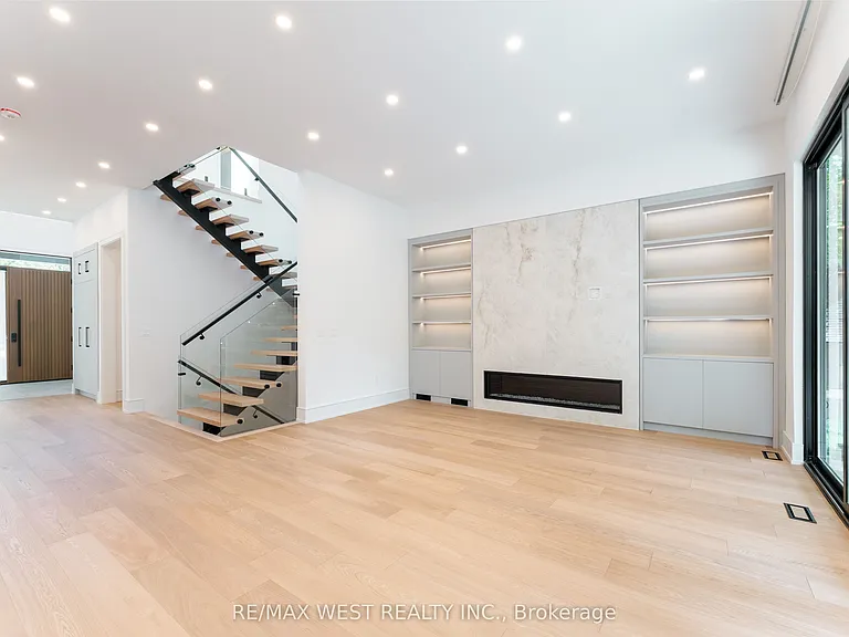 510 Wellington Cres — Photo 14