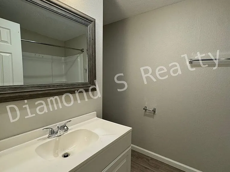 1618 E Farm Road 92 — Photo 11