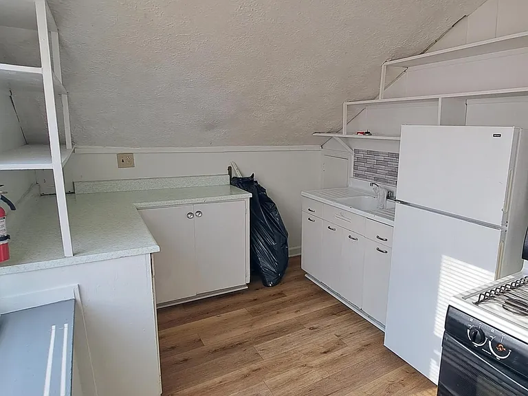 1025 Maple Ave #1 — Photo 2