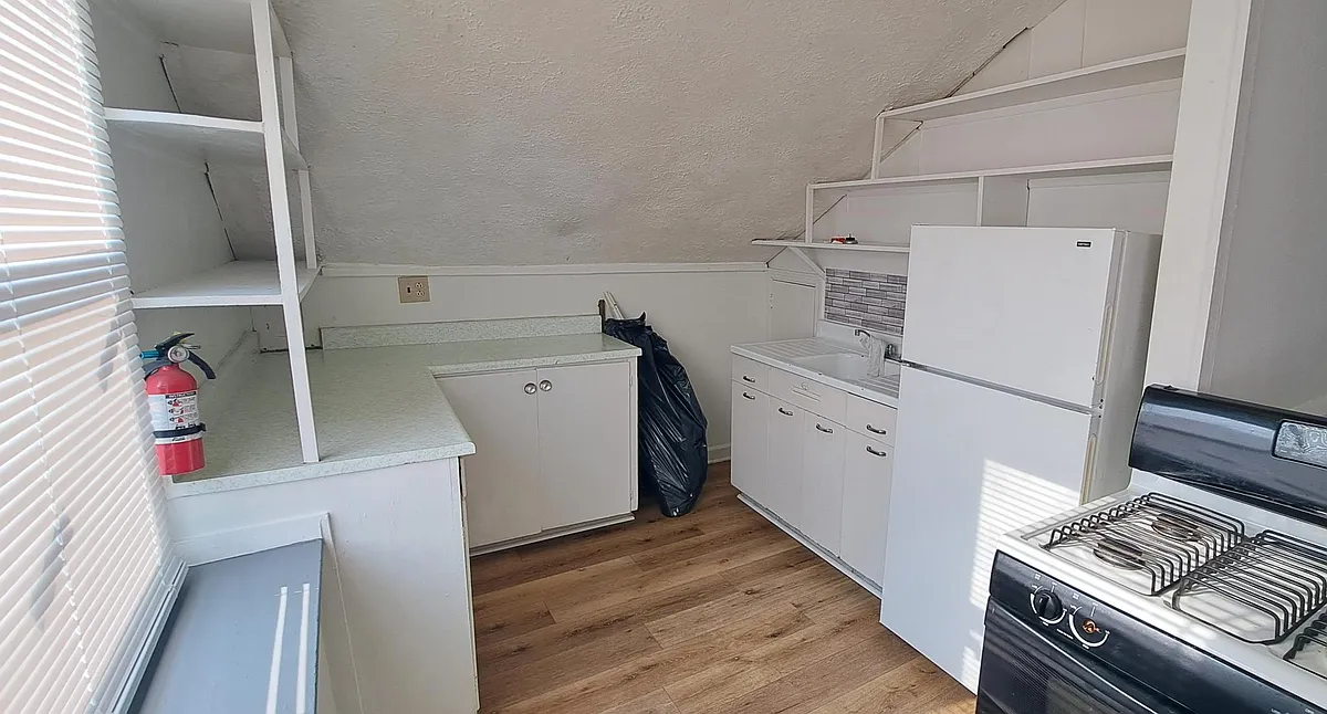 Building Photo - 1025 Maple Ave #1