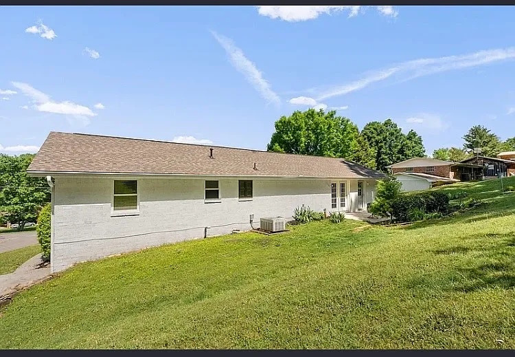 3704 Hilldale Dr NE — Photo 18