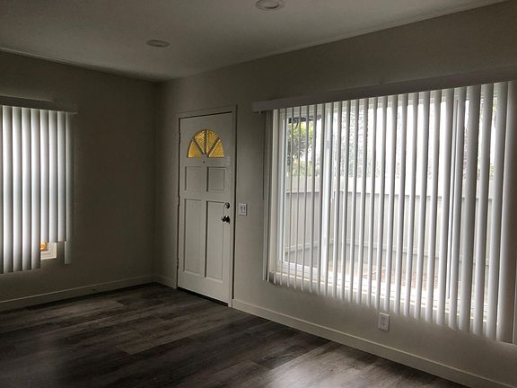 Imagine how much daylight you can have in your living room area!! Just open the blinds! Both front door and back door have screen doors to allow for exceptional ventilation.