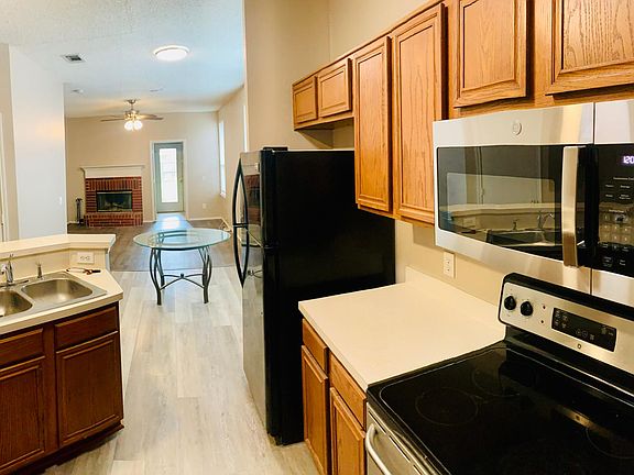 2nd image of 404 Fleming St