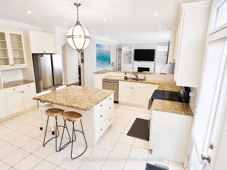 191 Robirwin St — Photo 9