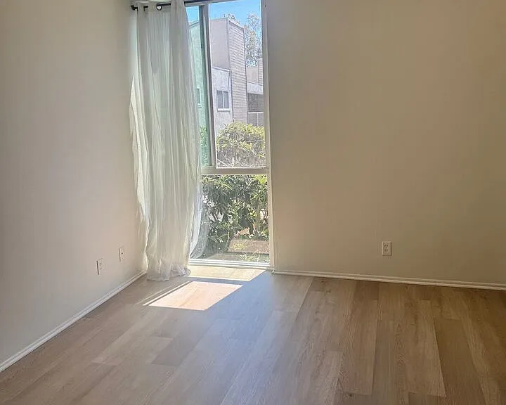 1885 Veteran Ave #305 — Photo 4