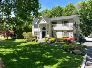 36 Shore Rd, Mount Sinai, NY 11766