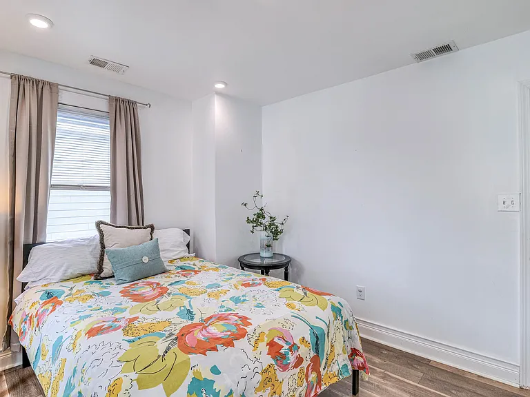 14 N Vassar Sq — Photo 18