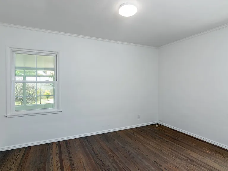 8129 Darby Ave — Photo 6