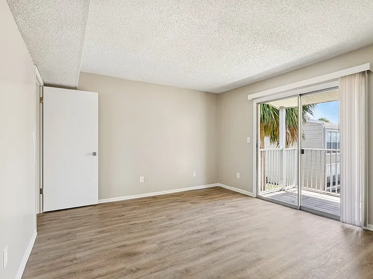 12th & Beach Apartments — Photo 46