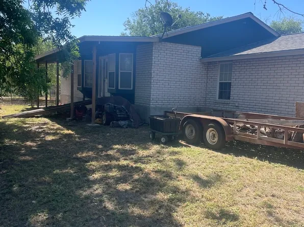 500 S Pickford St, Sabinal, TX 78881