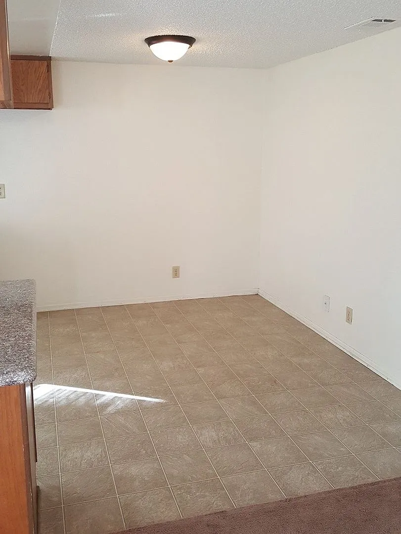 2+1 Ventura ground floor apartment w/ 1-car garage — Photo 2