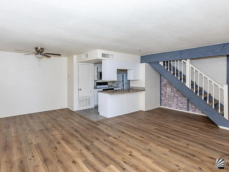 1242 W 20th Pl — Photo 4