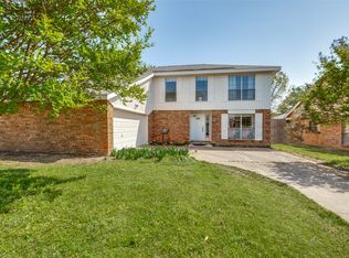 104 Country Ln, Euless, TX 76039