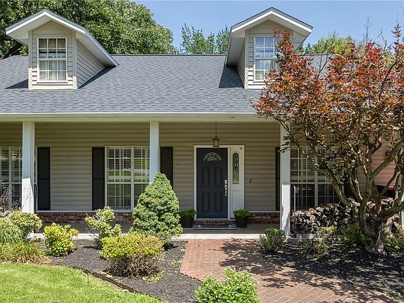 3rd image of 414 Oak Manor Cir