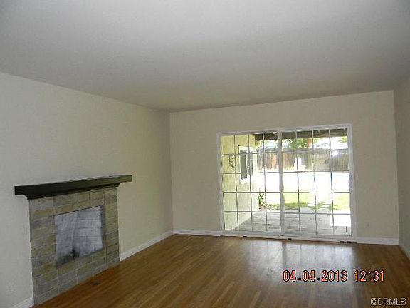 3rd image of 401 W Larkspur Ln
