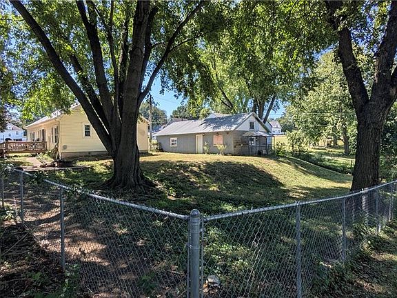 4th image of 336 E Locust St