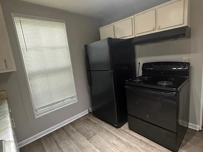 202 E 19th St SW — Photo 10