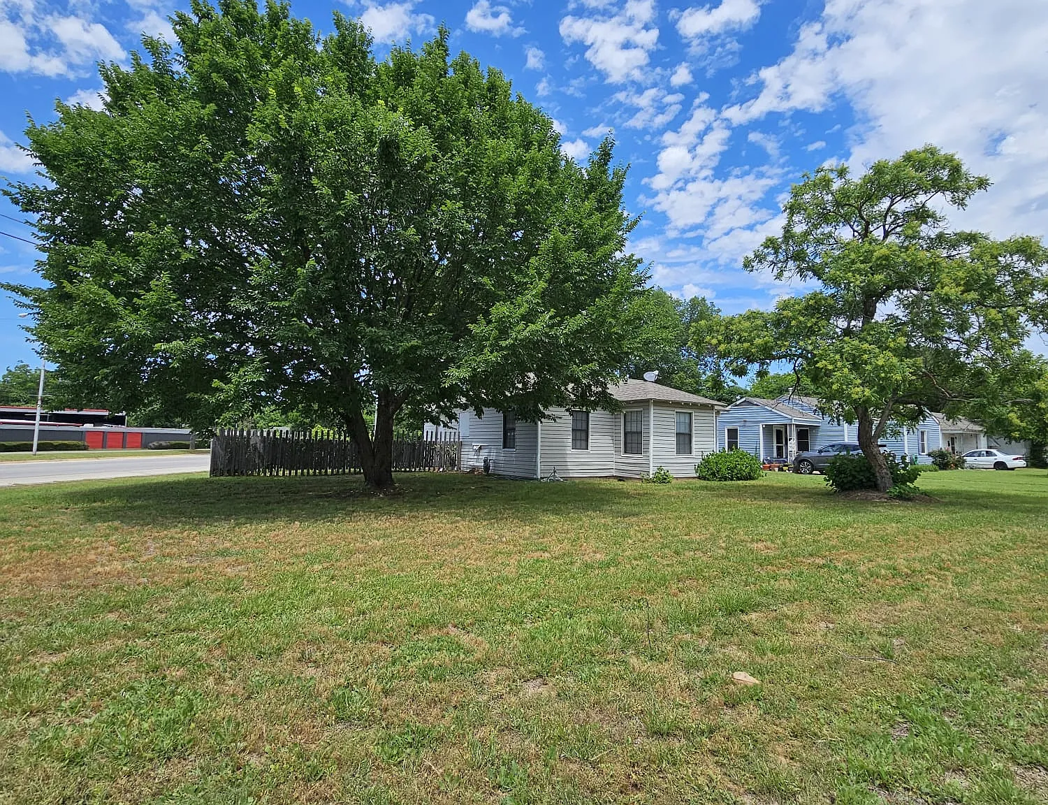 Thomas Ln, River Oaks — Photo 1