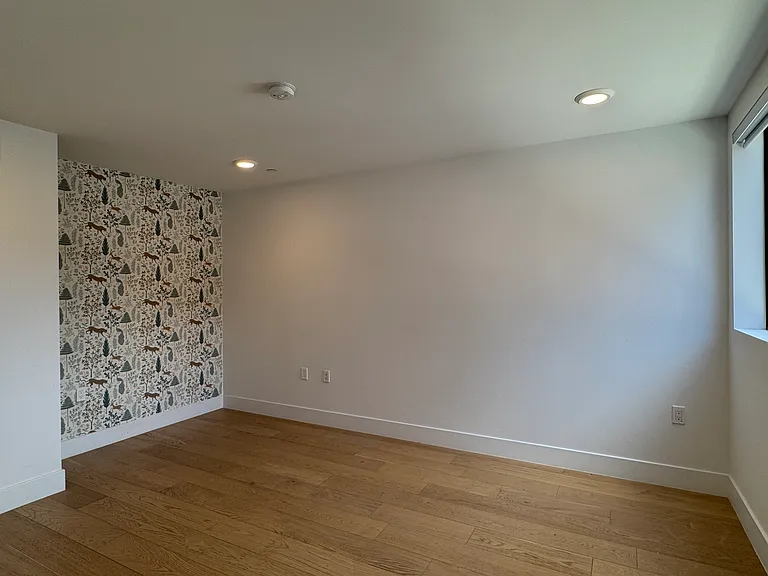 2172 Clifford St — Photo 17