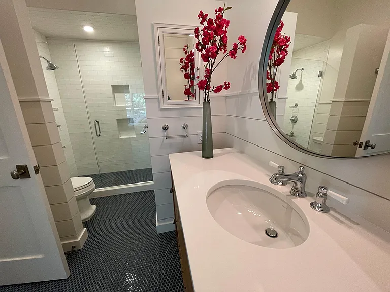 Queen guestroom bath