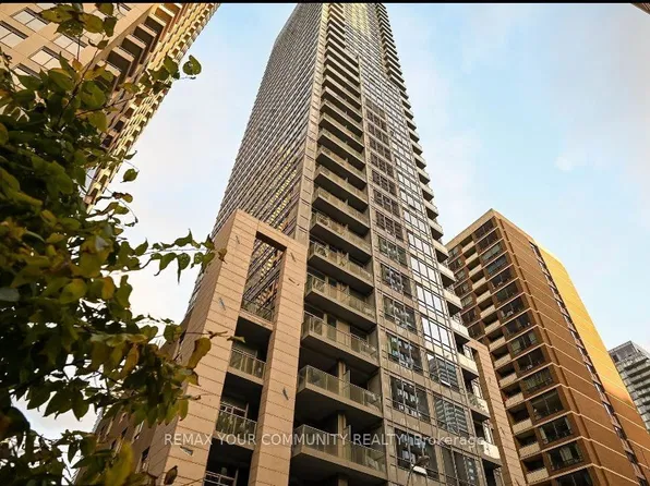 21 Balmuto St #1201, Toronto, ON M4Y 1W4