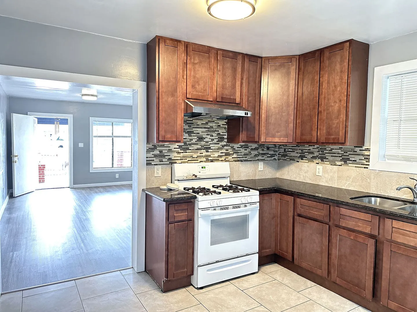 ~Lovely 2bdrm/2bath Newly Remodeled Home W/Washer&Dryer Hook Ups! — Photo 3