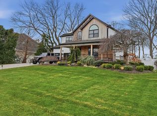 8 Hamilton Place, Lake Grove, NY 11755