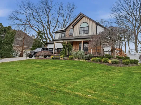 8 Hamilton Place, Lake Grove, NY 11755