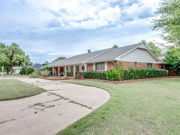 207 Flanders Dr, Chickasha, OK 73018