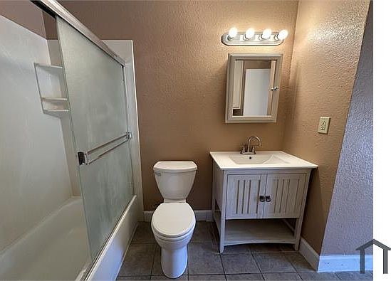 2nd image of 2306 Banyan Way