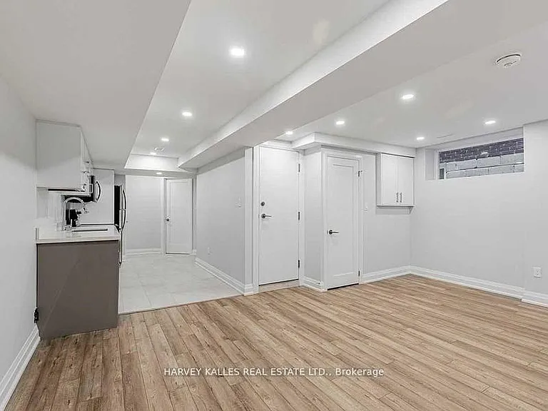 987 Avenue Rd #LOWER — Photo 2