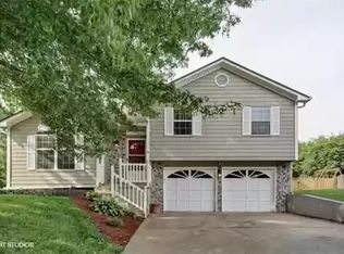 409 SE Onyx Cir, Lees Summit, MO 64063