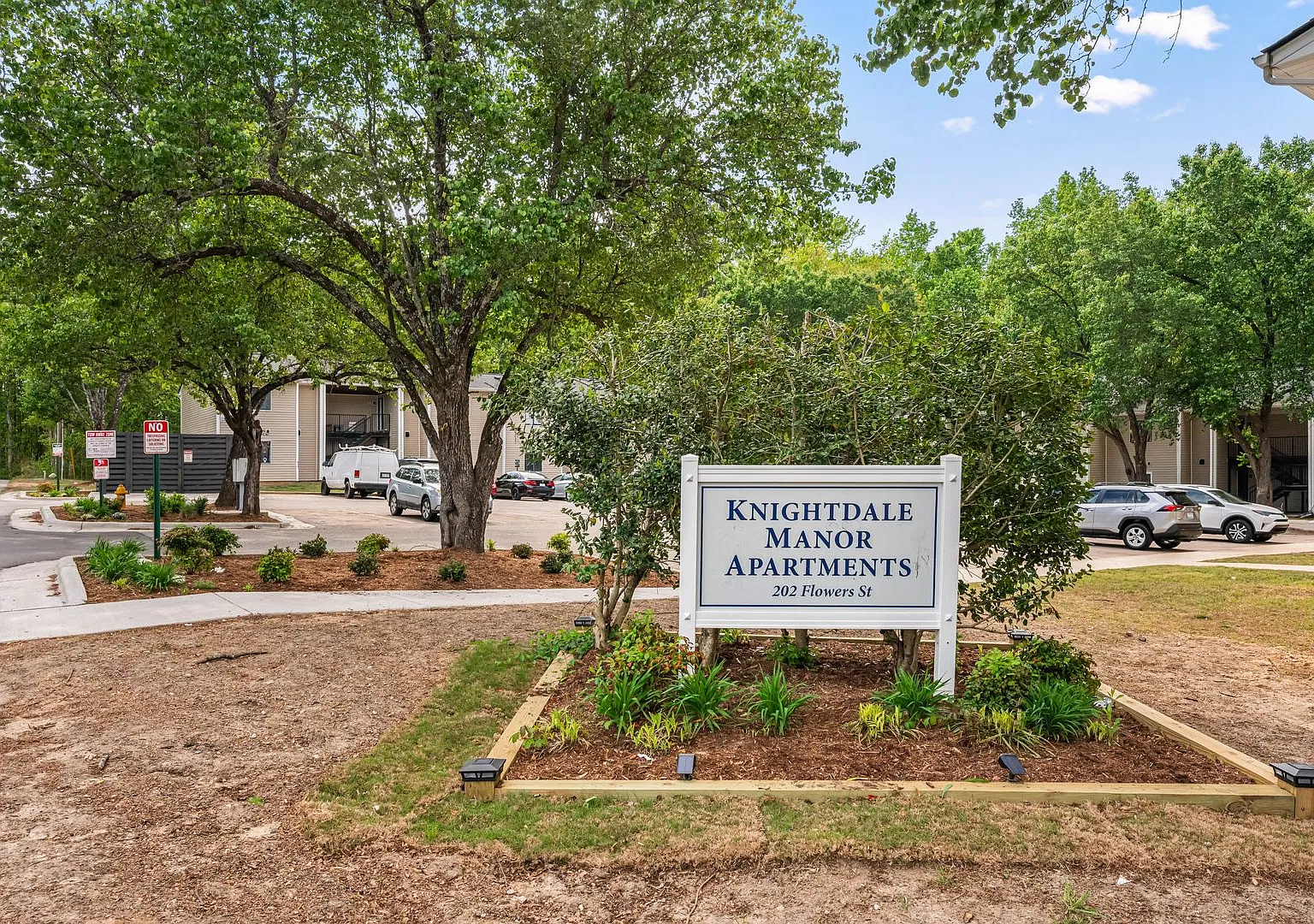 Renovated 2-Bedroom Apartments Near Raleigh Modern Living from $1,395/Month! — Photo 2