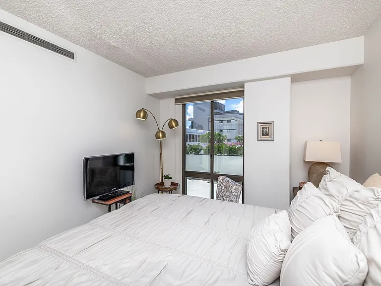225 Queen St #7D — Photo 7