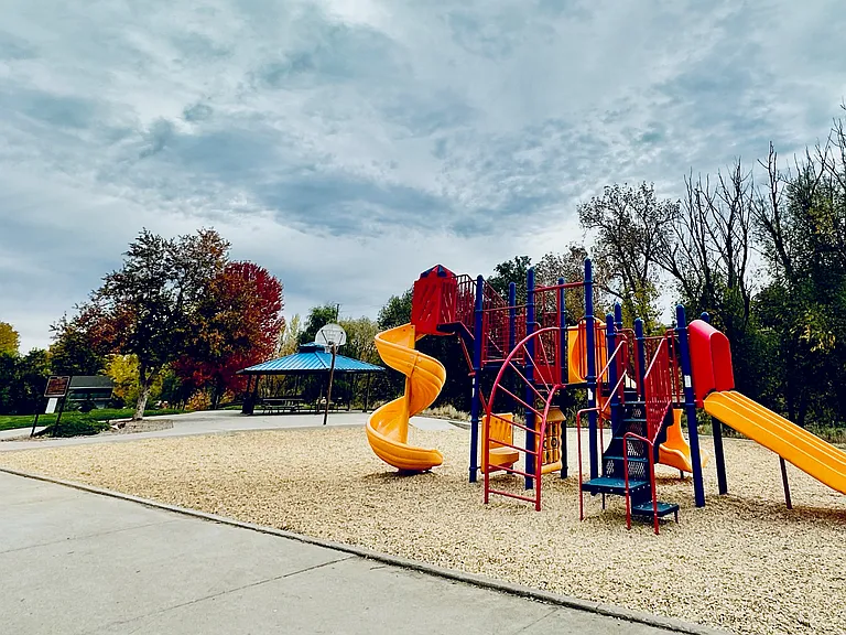 1050 Oak Cir — Photo 32