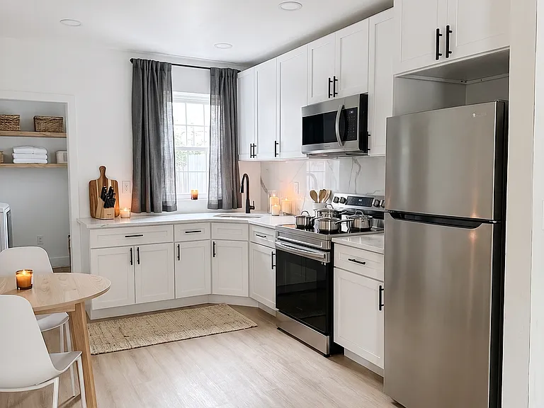 2020 N Darien St — Photo 3