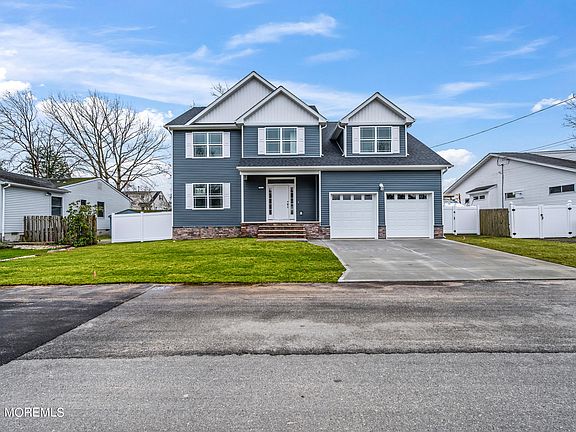 3rd image of 737 Forecastle Avenue