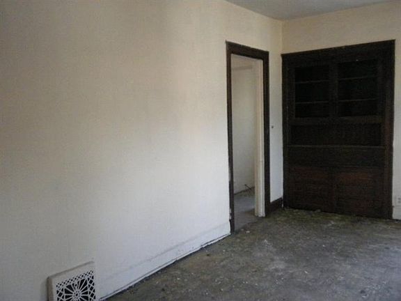 3rd image of 921 Dustin St