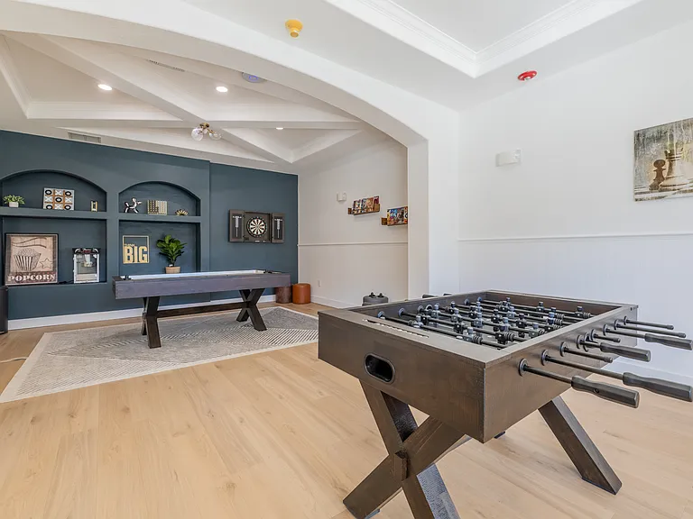 Royal Point Apartments — Photo 9