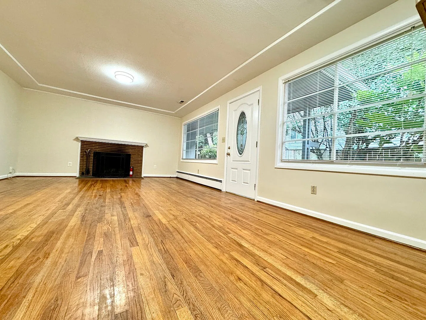 Quiet and Cozy Two Bed in SW Portland 5 plex_~ Open Floor Plan~ Washer/Dryer Hook Ups~ Great Shar... — Photo 3