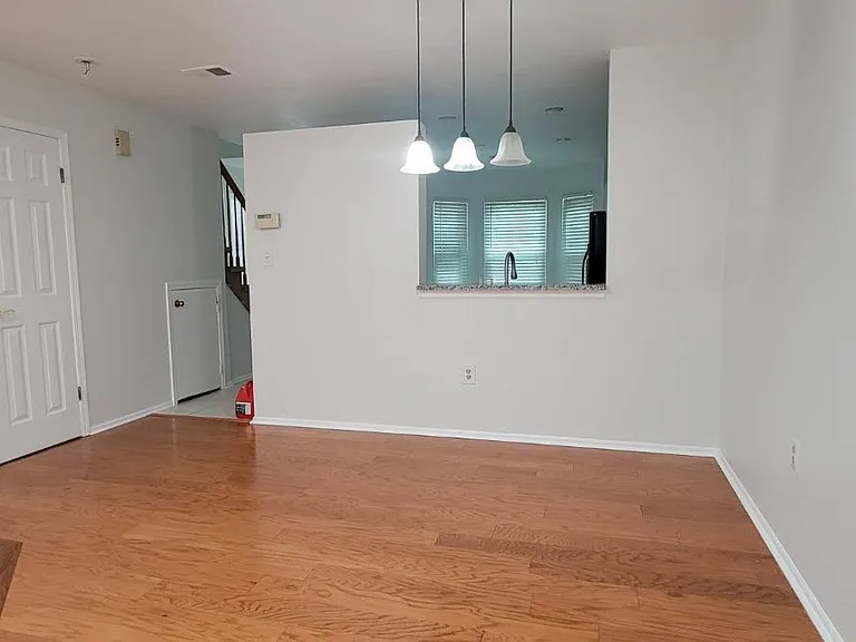 1408 Locust Ct — Photo 7