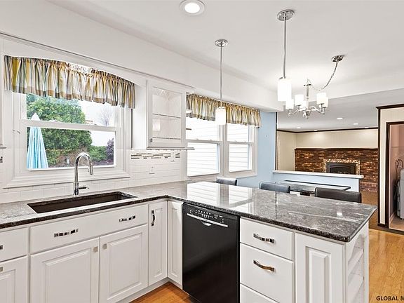 4th image of 4 Aspen Ct