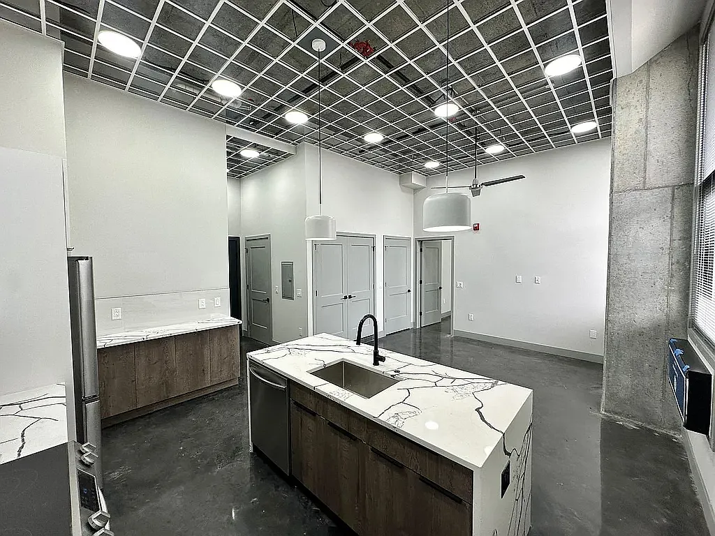 1 bed, 1.5 bath, $2,474 — Photo 2