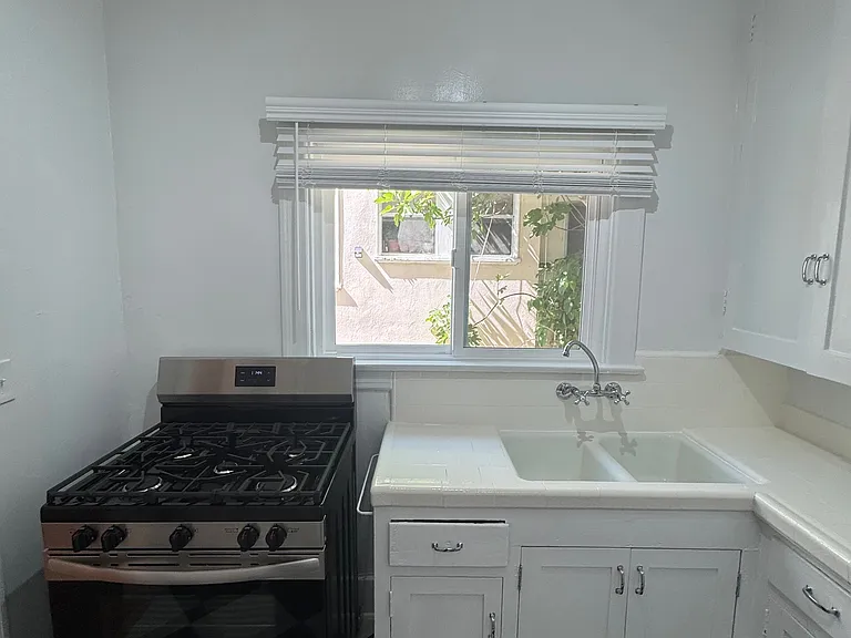 1949 N Vermont Ave #4 — Photo 11