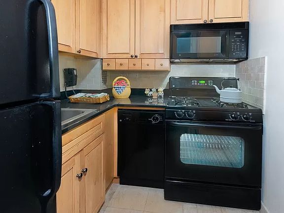 5th image of 15 W 72nd St APT 1U