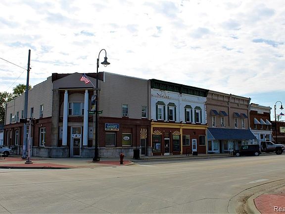 Quaint Downtown Capac Nearby