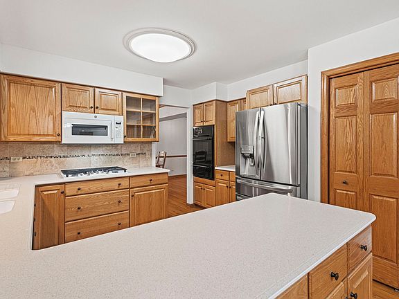4th image of 208 E Brett Ct